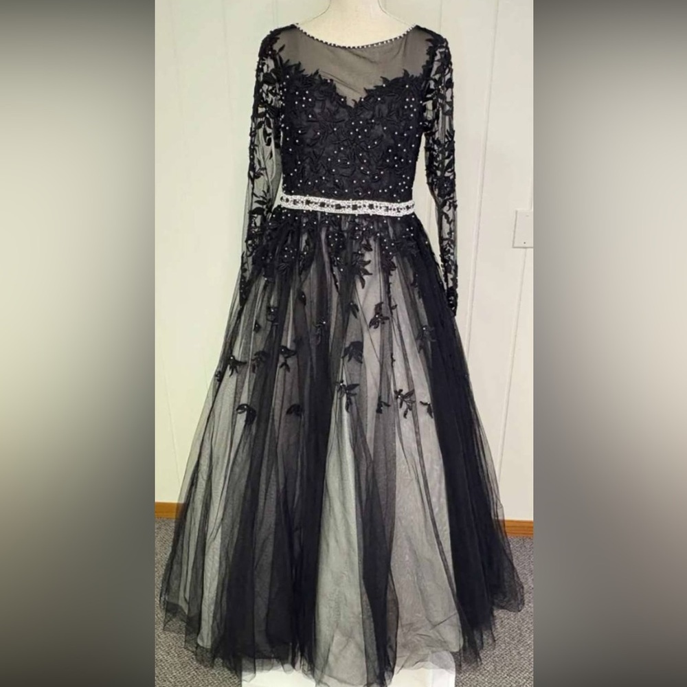 Elegant Black Lace Wedding Dress